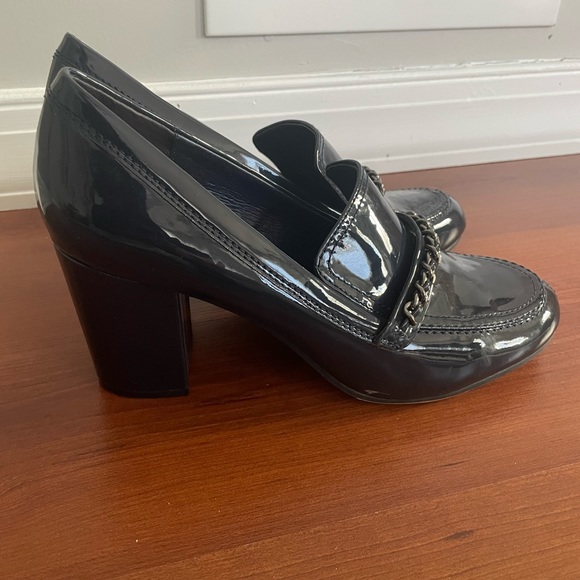 Dark Blue Shiny Loren Tahari Loafer Chunky Heels Size 10M - Picture 1 of 11